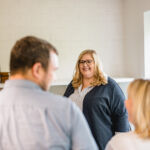 Joana Ernst im Beratungsgespräch mit Kunden