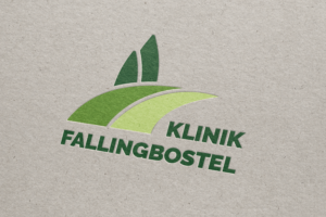Das angepasste Logo der Klinik Fallingbostel in Grüntönen auf Karton geprägt