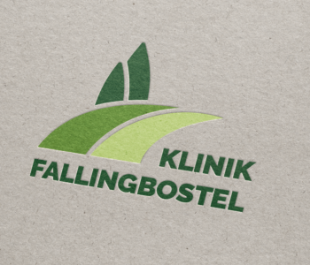 LogoPresentation Das angepasste Logo der Klinik Fallingbostel in Grüntönen auf Karton geprägt