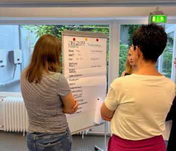 ZielgruppeBerufseinstieger Mitarbeiter der Klinik Fallingbostel stehen vor einem Flipchart