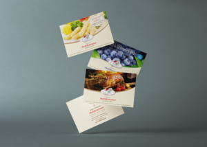 Verschiedene Postkarten mit Werbeangeboten der Mehlkammer fallen herab